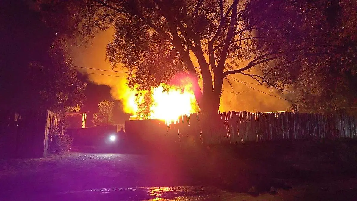 Cierran la federal México-Puebla por incendio en corralón de tráileres